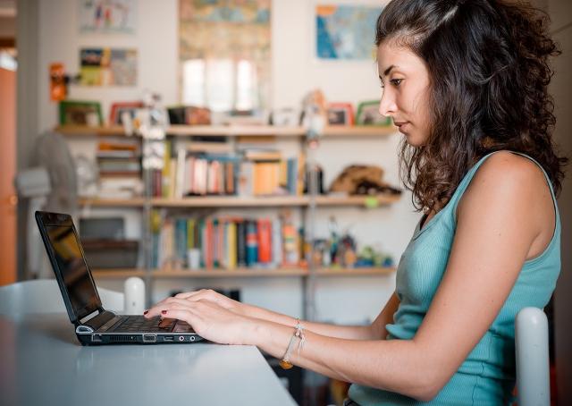 Mulheres são mais cautelosas que homens quando navegam na internet