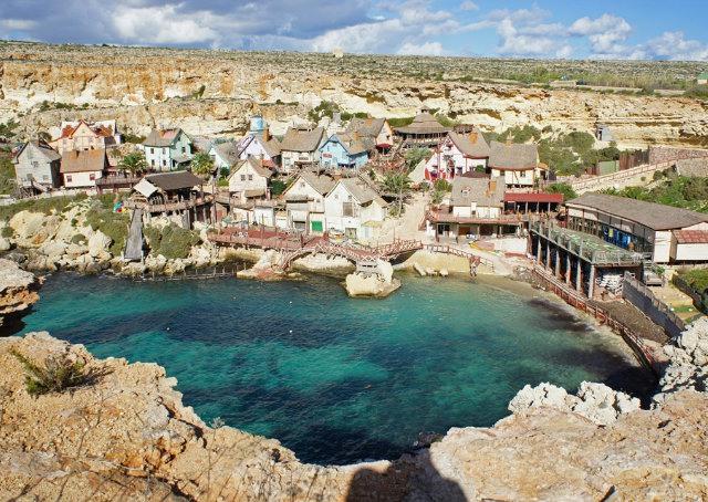Sabia que a vila do Popeye existe? Conheça Sweethaven, um paraíso em Malta