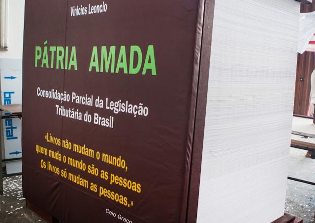 Legislação tributária brasileira é resumida em livro de 7,5 toneladas