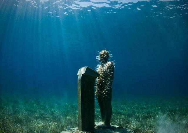 Artista inglês cria "museu aquático" com esculturas