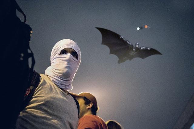 Super-heróis comparecem aos protestos em Tumblr
