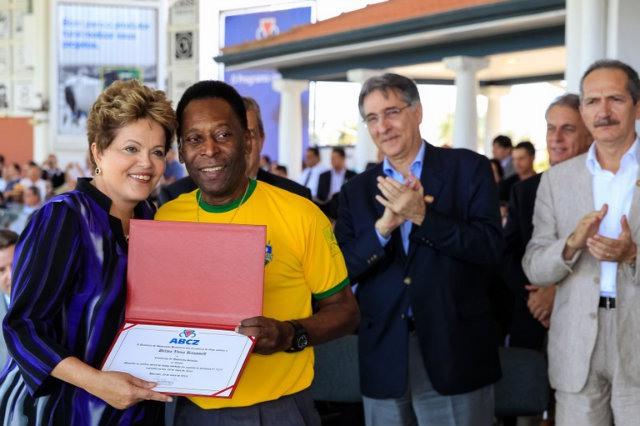 Pelé: "Vamos esquecer toda essa confusão e pensar que a seleção brasileira é o nosso país"