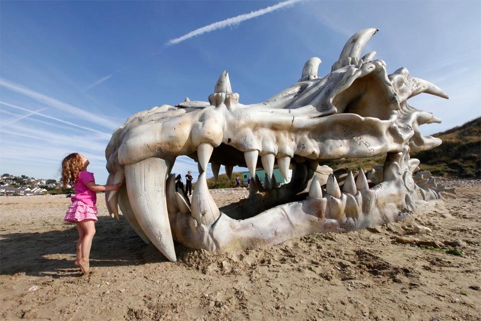 Empresa instala "crânio de dragão" em praia inglesa para promover a série Game of Thrones