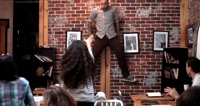 Ação para divulgar "Carrie, a estranha" assusta clientes de cafeteria