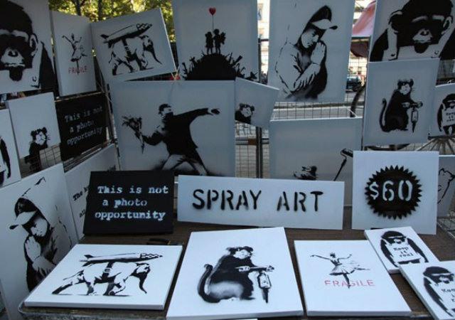 Grafiteiro Banksy monta banca em parque e vende obras a US$ 60 em NY
