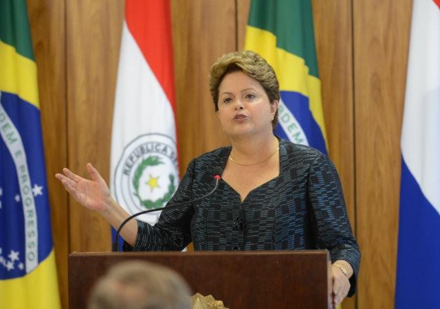 Dilma diz que governo vai desburocratizar abertura de empresas
