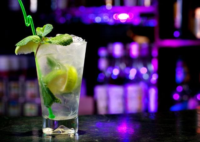 Um pouco de cachaça para esquecer nosso complexo de vira-lata