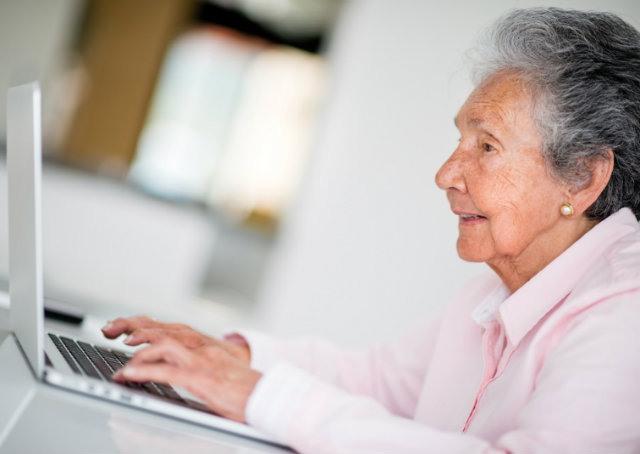 Idosos ficam mais tempo no computador em casa do que os jovens