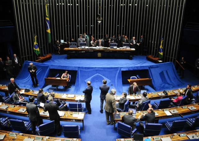 Senado aprova fim do voto secreto para processos de cassação