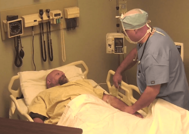 Pegadinha faz homem que bebeu acreditar que passou dez anos em coma