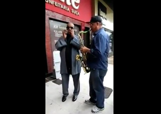 Stevie Wonder e saxofonista brasileiro tocam "Garota de Ipanema" em calçada