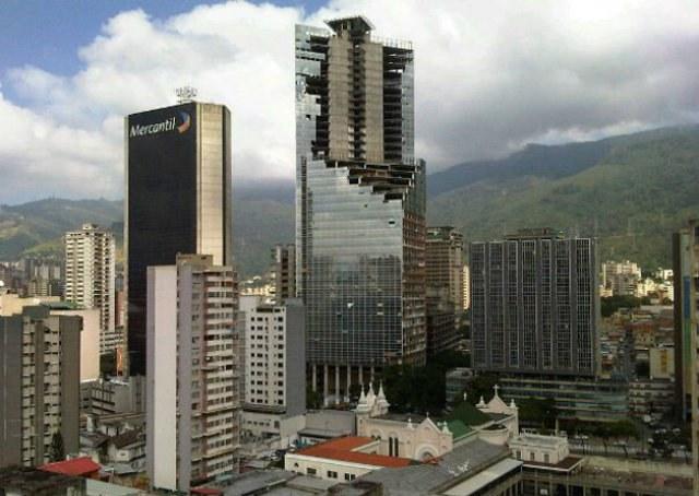 Prédio de luxo vira favela na Venezuela