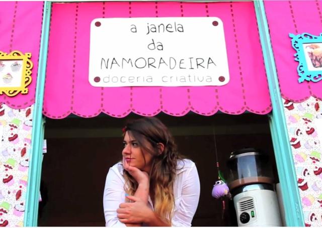 Artista plástica faz sucesso vendendo doces na janela do quarto