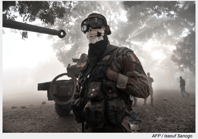 Foto de soldado francês com máscara de caveira viraliza na web