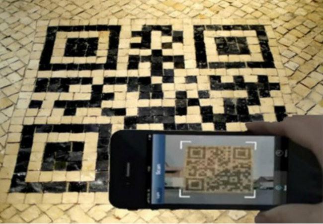 Calçadões do Rio de Janeiro recebem QR codes que oferecem informações ao turista