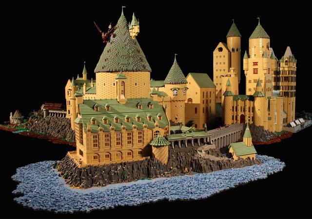 Americana constrói réplica de Hogwarts utilizando 400 mil peças de Lego