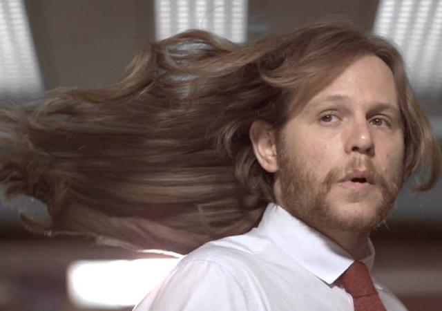 Dove tira onda em comercial e “revela” efeitos no homem ao usar shampoo feminino