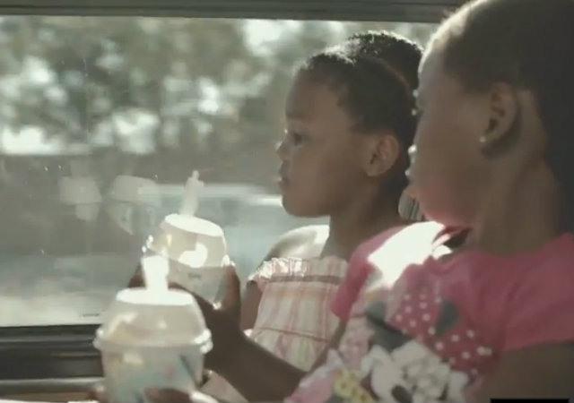 Em comercial, McDonald’s realiza encontro entre crianças do orfanato e idosos do asilo