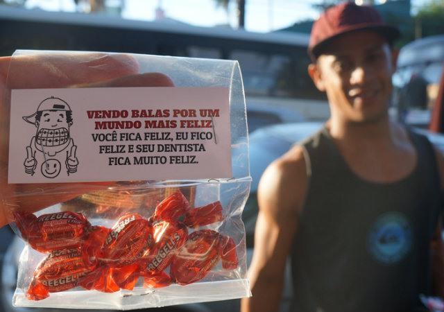 Publicitários ajudam vendedor de balas a aumentar vendas