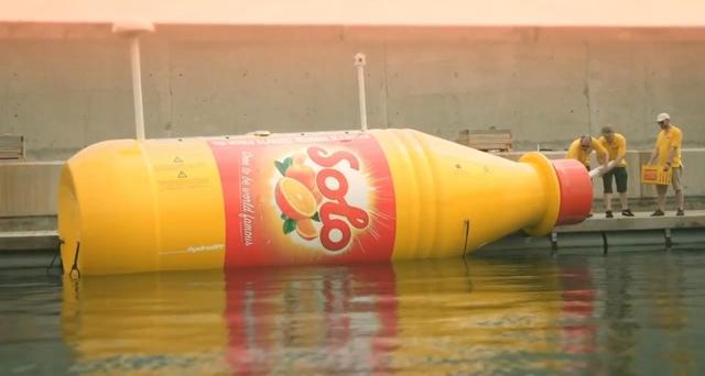 Marca de refrigerante cria maior garrafa com mensagem do mundo