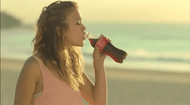Greenpeace imita Coca-Cola em propaganda contra a empresa