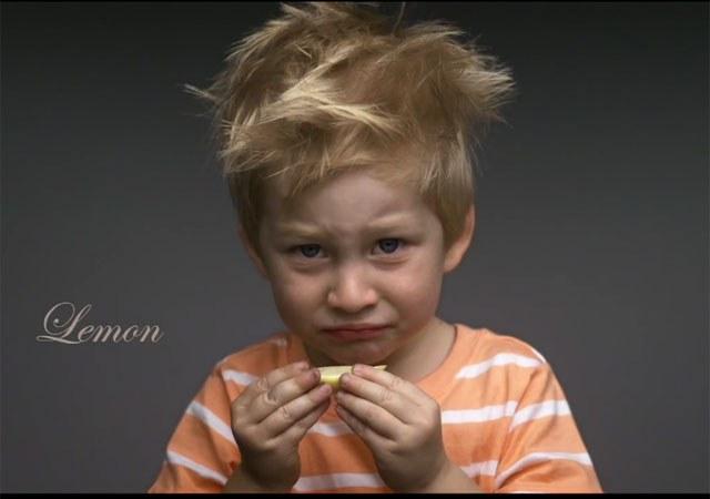 Vídeo mostra a reação de crianças provando alimentos, em slow motion