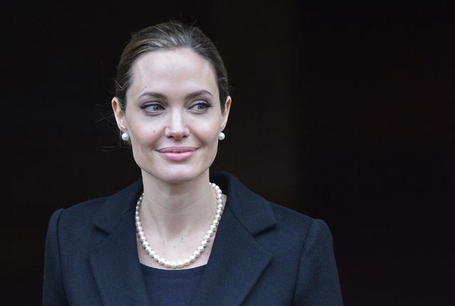 Angelina Jolie passa por mastectomia para evitar câncer