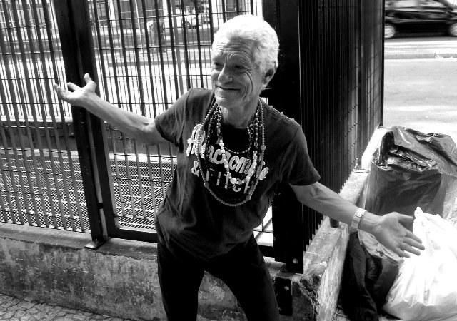 Campanha doa roupas da marca Abercrombie & Fitch para desabrigados