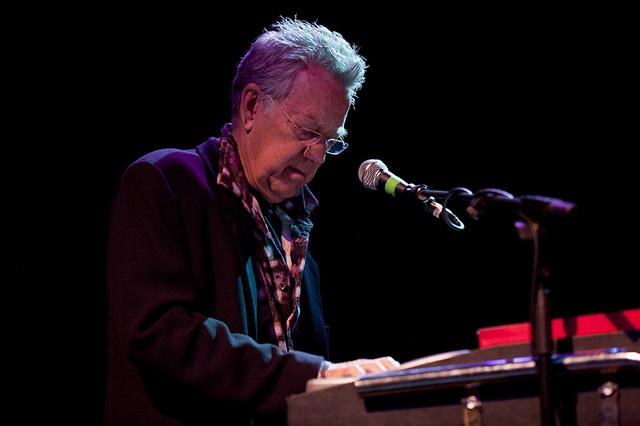 Tecladista e fundador do The Doors, Ray Manzarek morre aos 74 anos