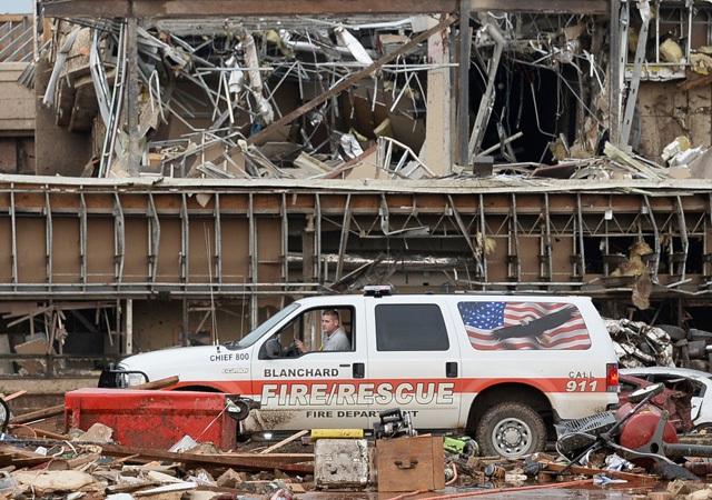 Equipes de resgate buscam sobreviventes de tornado em Oklahoma