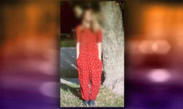 Menina é obrigada pela madrasta a se vestir como menina contra quem praticava bullying