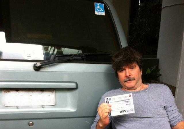 Cadeirante, escritor é multado três vezes por estacionar em vaga para deficiente
