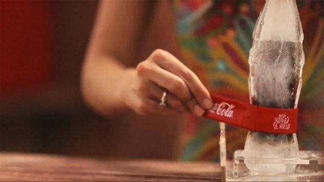 Ação da Coca-Cola disponibilizou garrafas feitas de gelo