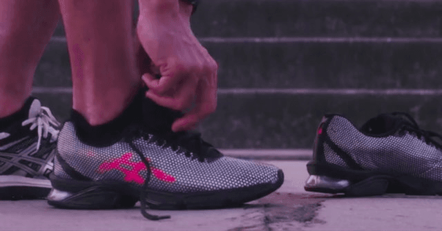 Asics apresenta tênis que muda de cor de acordo com o desempenho do atleta
