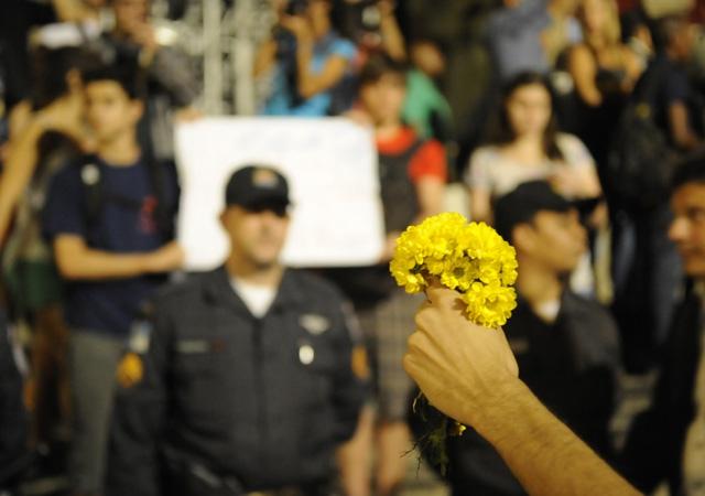Manifestantes gravam vídeos e mostram excesso de violência pelos policiais