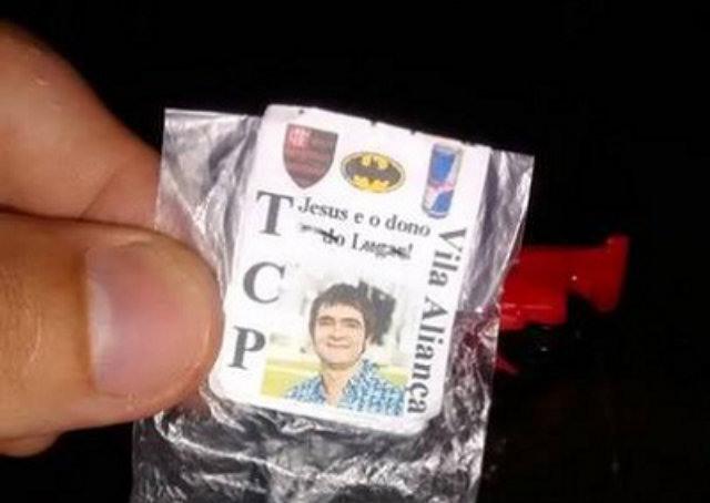 Traficantes usam imagem de cantor em embalagem de maconha
