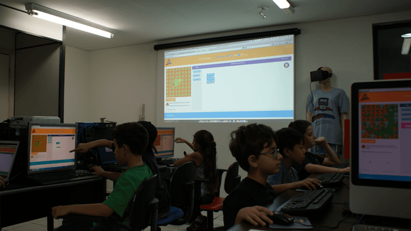 Escola ensina crianças a criar softwares a partir dos 8 anos