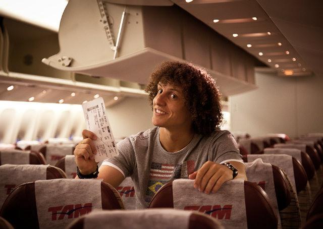 Ação da TAM surpreende passageiros com visita do jogador David Luiz