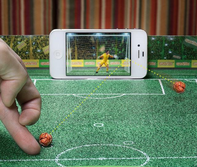 Giraffas cria game de futebol para celulares a partir do papel de bandeja