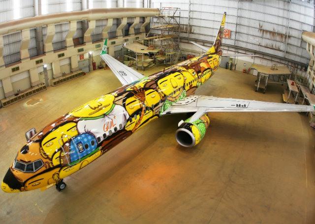 GOL apresenta aeronave da Seleção Brasileira com arte da dupla OSGEMEOS