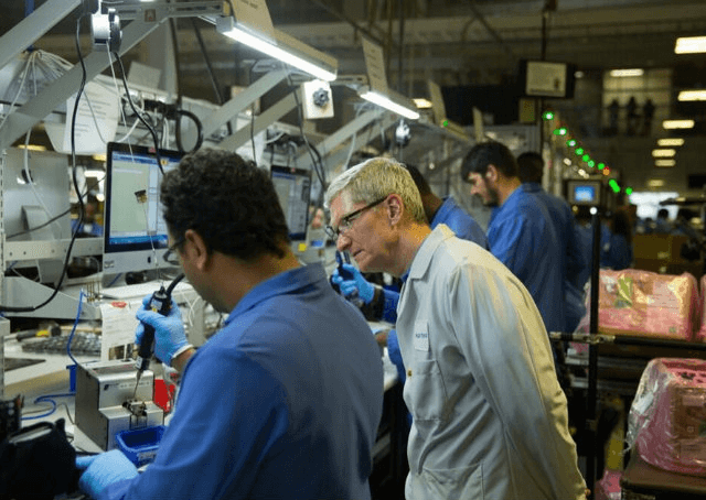 CEO da Apple posta foto de linha de montagem com Macs rodando Windows