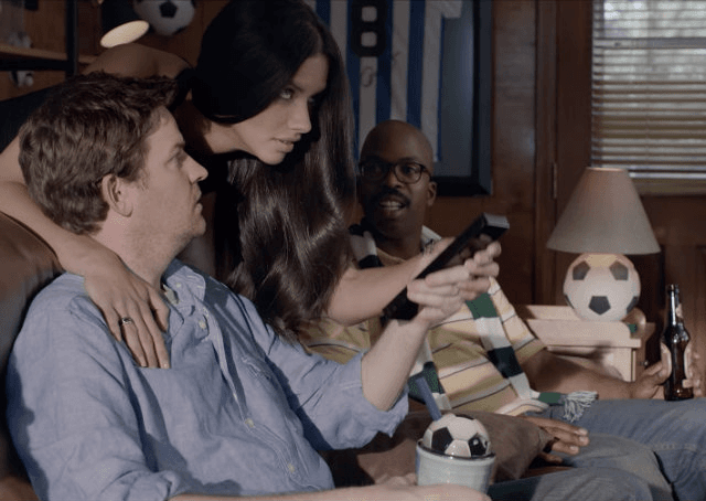 Adriana Lima ensina o que é futebol em campanha da Kia