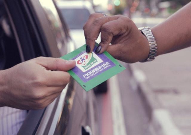 Fotos de desaparecidos viram figurinhas em campanha