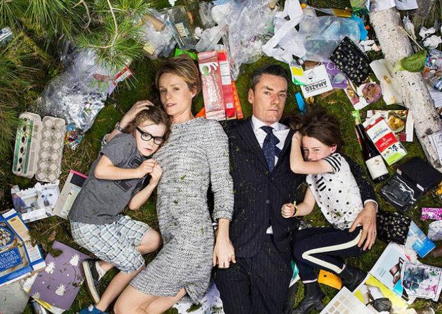 Série de fotos mostra pessoas e o lixo que elas produzem em 7 dias