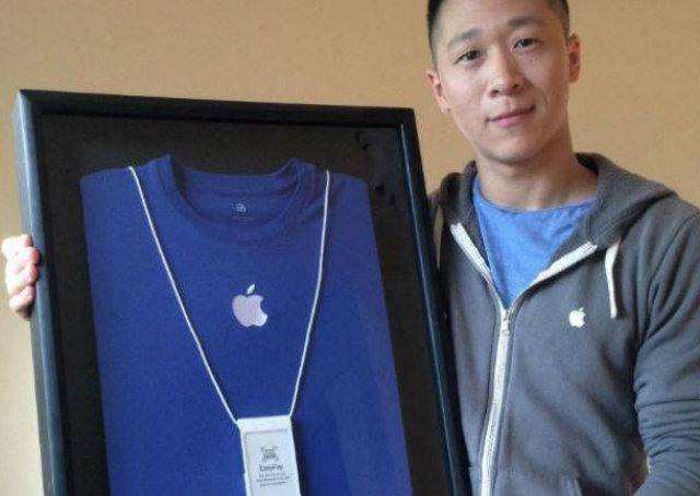 Homem chamado Sam Sung leiloa crachá de quando trabalhou na Apple