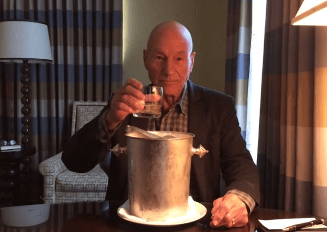 Ator Patrick Stewart realiza o Desafio do Balde de Gelo de forma inusitada