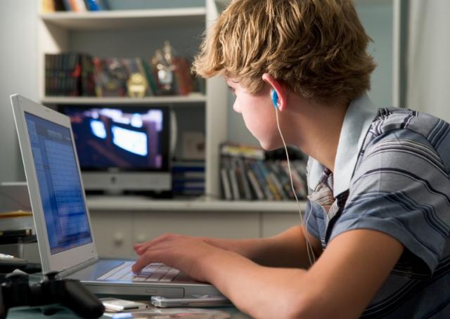 Oito em cada dez brasileiros veem TV e usam o Facebook ao mesmo tempo no horário nobre