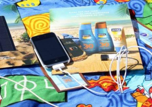 Nivea distribui carregadores solares em praias do Rio