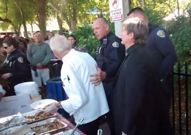 Idoso de 90 anos é preso por dar refeições a moradores de rua