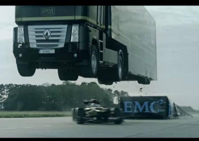 Caminhão salta sobre carro de Fórmula 1 em ação publicitária
